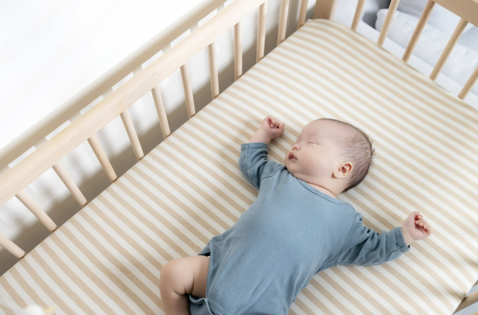 menyusui sambil tiduran, posisi menyusui terbaik, manfaat menyusui tiduran, menyusui bayi baru lahir, cara menyusui yang nyaman, Bunda, si Kecil